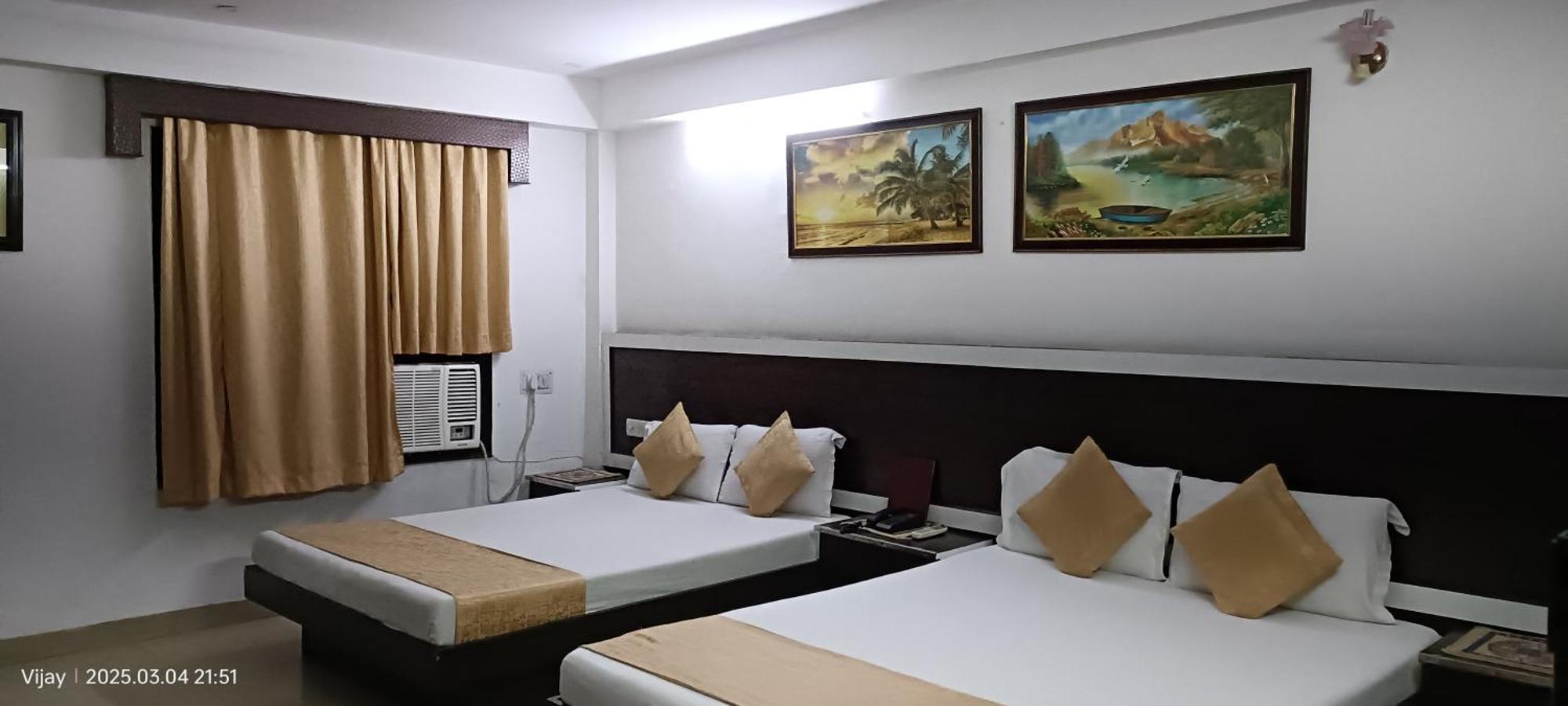 Hotel Su Shree Continental 5 Minutes Walk From New Delhi Railway Station Room photo